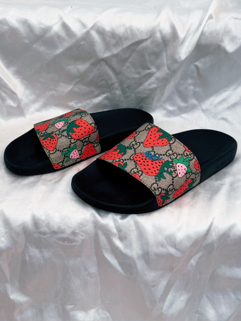 Gucci strawberry GG Slide